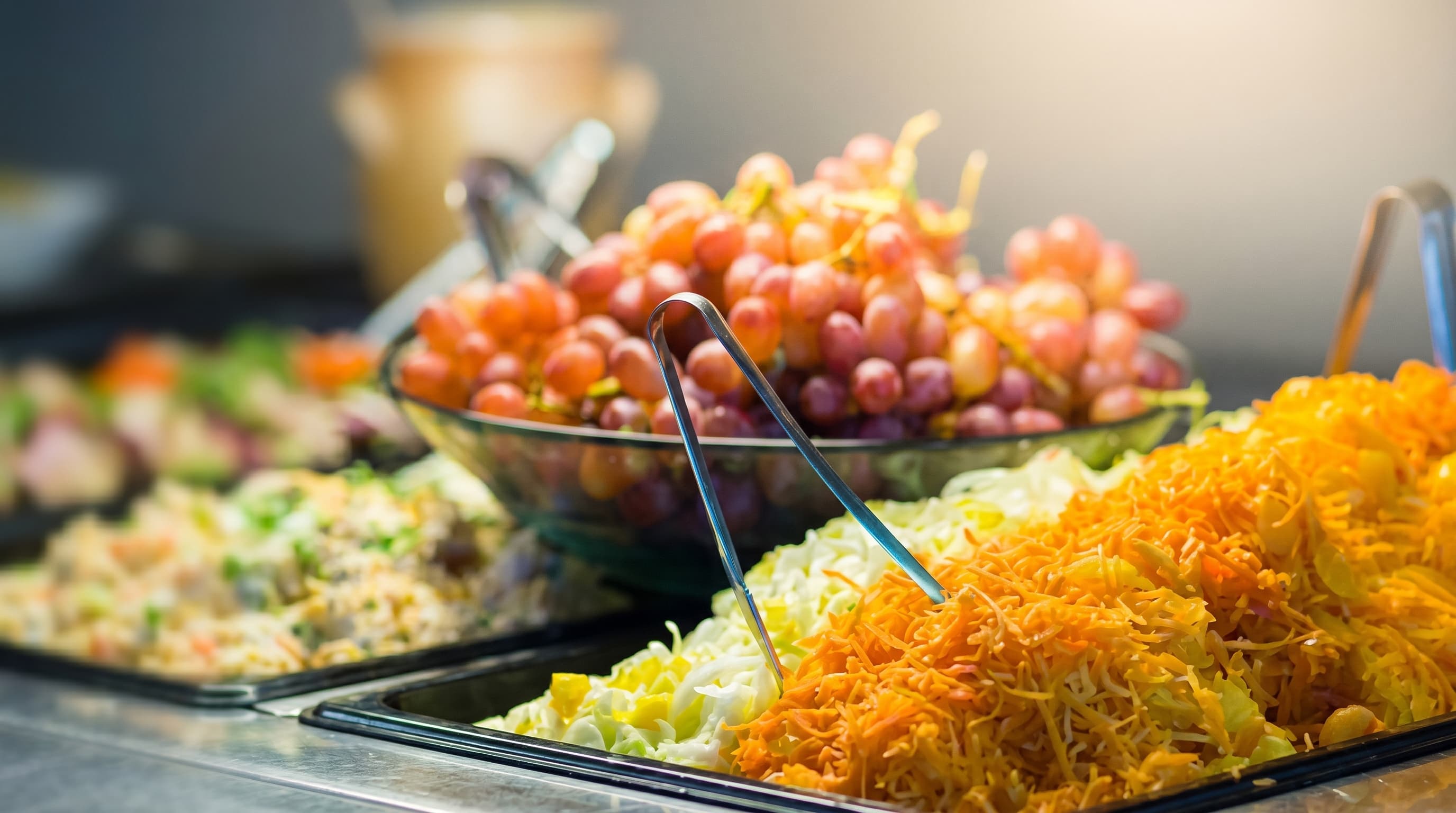 Aamiaisbuffetin tarjoiluvati